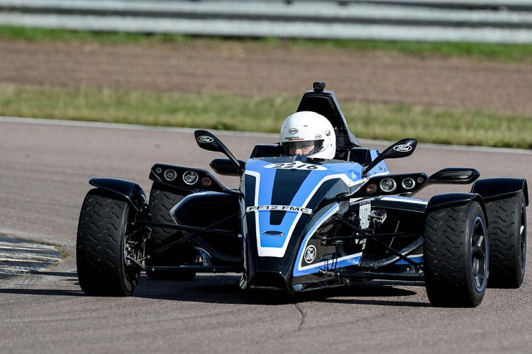 1. Formula Ford EcoBoost 1 chỗ ngồi: Mẫu xe này vốn dĩ là một chiếc xe đua nhưng có thêm các trang bị như đèn chiếu sáng để lưu thông hợp pháp trên đường. Ford từng có ý định mang chiếc xe này đi tham dự giải đua Formula Ford. Formula Ford EcoBoost sở hữu động cơ EcoBoost 1.0L, 3 xy-lanh, sản sinh công suất 200 mã lực. Xe có thể tăng tốc 0-96 km/h trong khoảng 4 giây trước khi đạt tốc độ tối đa 160 km/h. Ảnh: Auto Express.