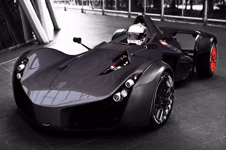 2. Bac Mono: Thiết kế của siêu xe Bac Mono được lấy cảm hứng từ những chiếc xe đua Công thức 1 (F1), đây là một trong những mẫu xe một chỗ ngồi nổi tiếng nhất thế giới. Xe có khối lượng 544 kg, nhẹ hơn hầu hết mẫu xe thương mại trên thị trường. Briggs Automotive trang bị cho Bac Mono động cơ 2.3L, 4 xy-lanh, cho công suất 332 mã lực và mô-men xoắn cực đại 400 Nm. Xe mất 2,7 giây để tăng tốc 0-96 km/h, tốc độ tối đa 272 km/h. Ảnh: Paultan.