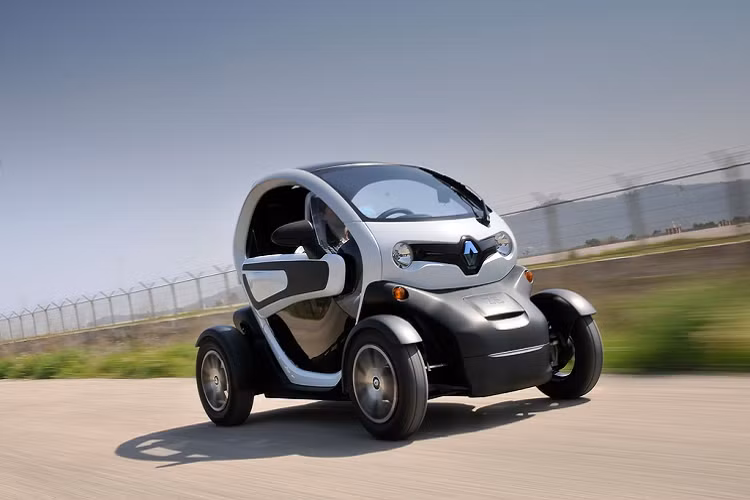 6. Renault Twizy: Mẫu xe này thực tế có 2 chỗ ngồi, tuy nhiên vị trí phía sau rất nhỏ nên thường được làm nơi để đồ. Renault Twizy có 2 phiên bản là 45 và 80 với mức công suất lần lượt là 5 mã lực và 17 mã lực. Tốc độ tối đa của Twizy 45 là 45 km/h, trong khi Twizy 80 là 80 km/h. Renault phân phối mẫu xe điện này tại châu Âu với mức giá dao động 13.000-16.000 USD, tương đương 299,8-369 triệu đồng. Ảnh: Autocar.