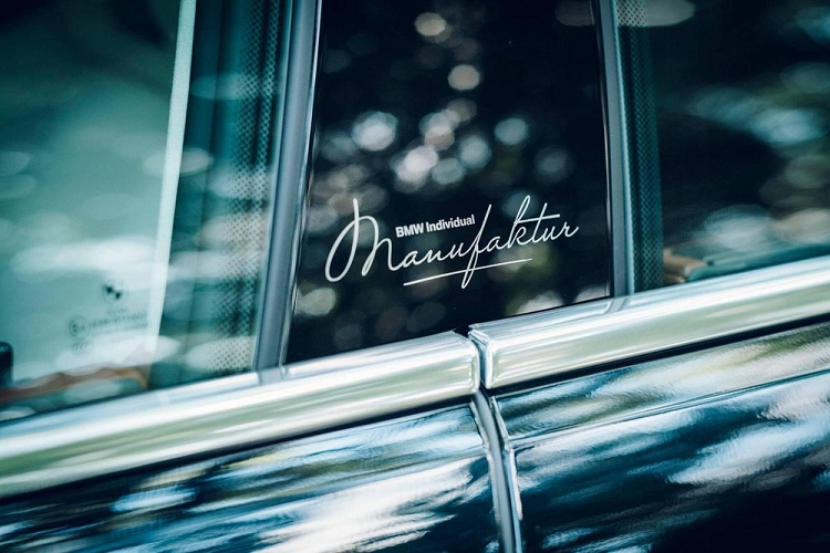 Dấu ấn của bộ phận BMW Individual Manufaktur trên cột B. Cuối cùng, chi phí cho thiết kế độc quyền trên là bao nhiêu? Giá xe BMW 8 Series Gran Coupe Kyoto Edition được bán ra tới 21,5 triệu yên (tương đương 4,76 tỷ đồng). Một cái giá xứng đáng để sở hữu một chiếc xe hạng sang với chi tiết trang trí bằng vỏ sò và vẩy vàng.