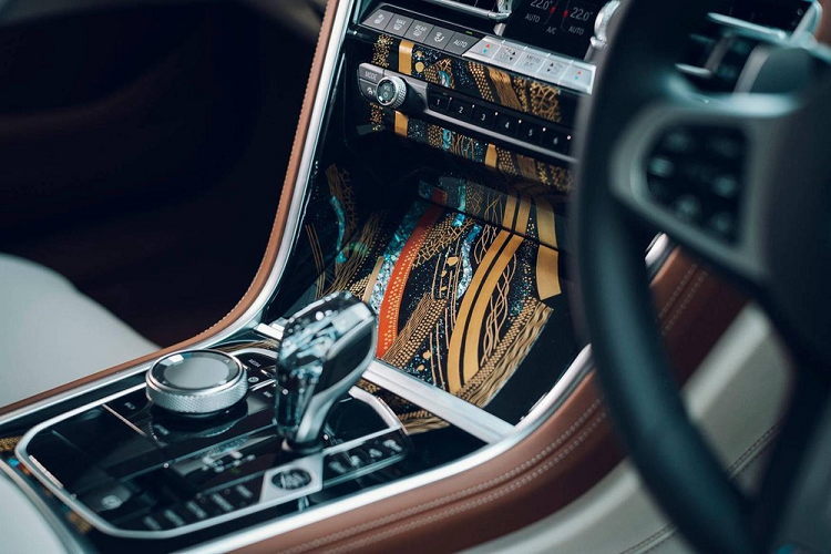 Các hoa văn trên bảng điều khiển nhằm mô phỏng luồng gió lướt qua chiếc xe khi nó di chuyển, trong khi lớp sơn bóng urushi được khảm bằng những mảnh vỏ trai nhỏ. Ngoài ra, vị trí này còn được rắc vàng để hoàn thiện theo phong cách maki-e truyền thống. Vẻ sang trọng đậm chất Nhật Bản được hoàn thiện với các chi tiết chạm khắc trên trụ B và bộ la-zăng 20 inch đặc biệt.