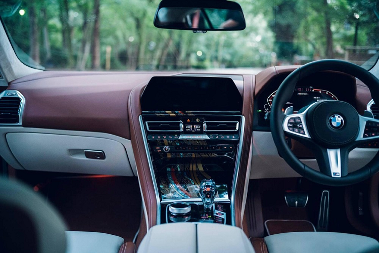 Sự thay đổi bắt mắt nhất là ở cụm điều khiển trung tâm được thiết kế bởi Shihoh Okada, một nghệ sĩ sơn mài nổi tiếng, người lấy cảm hứng cho thiết kế của mình từ rừng, đền thờ, cây tre, “obi” của trang phục kimono Nhật Bản (“obi” là tấm thắt lưng lớn ngăn kimono khỏi kéo lê trên sàn) và thậm chí khẩu hiệu “Sheer Driving Pleasure” của BMW.