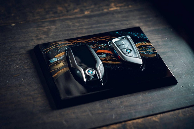 Thậm chí khay cất chìa khóa của xe cũng mang phong cách tương đương cụm điều khiển