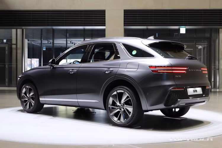 Thêm vào đó là hệ thống hỗ trợ lái bán tự động Highway Driving Assist II (HDA II), tính năng hỗ trợ đỗ xe từ xa thông minh và cảnh báo còn hành khách hoặc thú nuôi trên ghế sau. Cuối cùng là hệ thống nhận diện bằng vân tay và công nghệ thực tế ảo để cung cấp thông tin định vị chính xác hơn cho người lái. Hiện giá xe Genesis GV70 2021 vẫn chưa được công bố. Dự kiến, xe sẽ có giá dao động từ 49 - 75 triệu Won (khoảng 1,04 - 1,6 tỷ đồng).