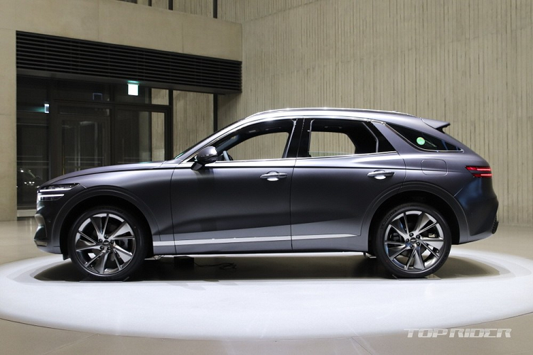 Vào hồi cuối tháng 10 năm nay, những hình ảnh và thông tin đầu tiên của Genesis GV70 thế hệ mới đã được tung ra. Sau gần 2 tháng, mẫu SUV hạng sang cỡ trung mới chính thức trình làng tại thị trường quê nhà Hàn Quốc. Đây là mẫu SUV thứ hai của thương hiệu Genesis ra mắt tại Hàn Quốc, sau GV80.