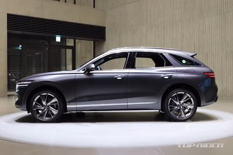 Vào hồi cuối tháng 10 năm nay, những hình ảnh và thông tin đầu tiên của Genesis GV70 thế hệ mới đã được tung ra. Sau gần 2 tháng, mẫu SUV hạng sang cỡ trung mới chính thức trình làng tại thị trường quê nhà Hàn Quốc. Đây là mẫu SUV thứ hai của thương hiệu Genesis ra mắt tại Hàn Quốc, sau GV80.