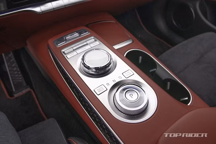 Trên mặt táp-lô còn có màn hình thông tin giải trí cỡ lớn với kích thước 14,5 inch được đặt nằm ngang. Ngay bên dưới màn hình này bảng màu đen bóng, hình elip, chứa những nút chỉnh đèn và điều hòa.