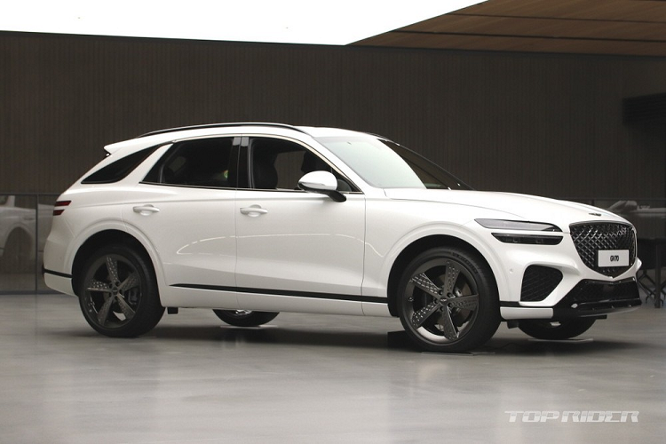 Dù khác biệt về kích thước nhưng Genesis GV70 2021 vẫn được trang bị động cơ xăng Smartstream T-GDi tương tự GV80. Đầu tiên là động cơ 4 xi-lanh, dung tích 2,5 lít với công suất tối đa 300 mã lực và mô-men xoắn cực đại 422 Nm.