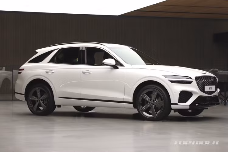 Dù khác biệt về kích thước nhưng Genesis GV70 2021 vẫn được trang bị động cơ xăng Smartstream T-GDi tương tự GV80. Đầu tiên là động cơ 4 xi-lanh, dung tích 2,5 lít với công suất tối đa 300 mã lực và mô-men xoắn cực đại 422 Nm.