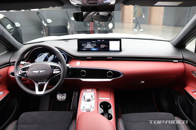 Các động cơ trên sẽ đồng hành với hộp số tự động 8 cấp và hệ dẫn động cầu trước FWD hoặc 4 bánh toàn thời gian AWD. Riêng động cơ V6 chỉ đi với hệ dẫn động AWD. Trong 3 động cơ này, máy dầu đương nhiên là tiết kiệm nhiên liệu nhất với mức tiêu thụ trung bình 13,6 km/lít (khoảng 7,4 lít/100 km). Con số tương ứng của động cơ 2,5 lít là 10,7 km/lít (9,3 lít/100 km) và máy V6 là 8,6 km/lít (11,6 lít/100 km).