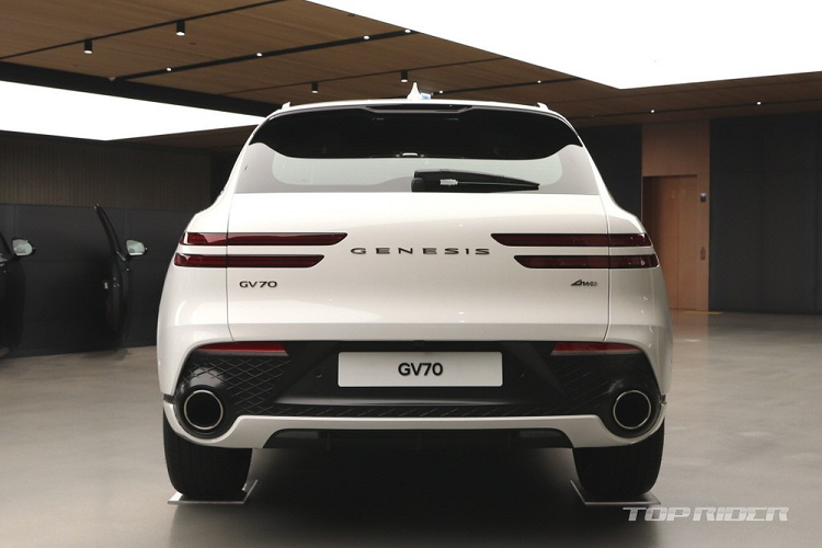 Nếu đi kèm gói Sport, xe sẽ được bổ sung cả khóa vi sai chống trượt điện tử trên cầu sau. Không hổ danh là xe sang xứ Hàn, Genesis GV70 2021 sẽ được trang bị hàng loạt trang bị an toàn như 8 túi khí, camera 360 độ, hỗ trợ tránh va chạm phía trước, hỗ trợ tránh va chạm vì điểm mù, hỗ trợ giới hạn tốc độ, cảnh báo mất tập trung cho người lái, cảnh báo tập trung phía trước, hệ thống kiểm soát hành trình thông minh dựa trên định vị, hỗ trợ tránh va chạm với phương tiện cắt ngang khi lùi và hỗ trợ tránh va chạm khi đỗ xe.