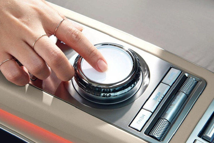 Nếu chi thêm tiền, khách hàng Hàn Quốc có thể bổ sung gói Sport tùy chọn cho chiếc Genesis GV70 2021 của mình. Gói này bao gồm lưới tản nhiệt mạ crôm màu tối, cản va mới, vỏ đèn màu đen, đầu ống xả hình tròn, bộ vành 19 inch hoặc 21 inch riêng, vô lăng 3 chấu và những chi tiết bọc bằng sợi carbon thể thao hơn. Tùy vào phiên bản, xe sẽ có hệ thống treo thích ứng, tính năng hỗ trợ đề-pa và các chế độ lái khác nhau. Ngoài các chế độ lái Eco, Comfort, Custom, Sport và Sport+, Genesis GV70 AWD 2021 sẽ có thêm Multi Terrain Control.