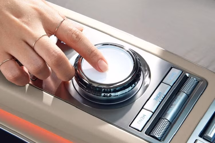 Nếu chi thêm tiền, khách hàng Hàn Quốc có thể bổ sung gói Sport tùy chọn cho chiếc Genesis GV70 2021 của mình. Gói này bao gồm lưới tản nhiệt mạ crôm màu tối, cản va mới, vỏ đèn màu đen, đầu ống xả hình tròn, bộ vành 19 inch hoặc 21 inch riêng, vô lăng 3 chấu và những chi tiết bọc bằng sợi carbon thể thao hơn. Tùy vào phiên bản, xe sẽ có hệ thống treo thích ứng, tính năng hỗ trợ đề-pa và các chế độ lái khác nhau. Ngoài các chế độ lái Eco, Comfort, Custom, Sport và Sport+, Genesis GV70 AWD 2021 sẽ có thêm Multi Terrain Control.