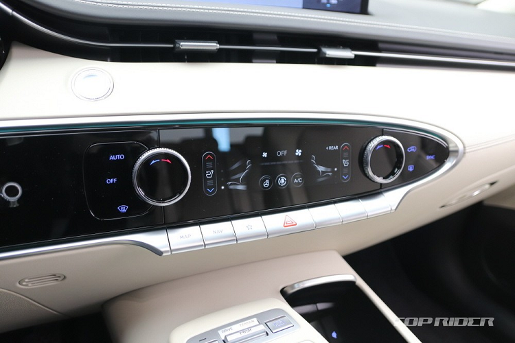 Bên trong mẫu SUV hạng sang cỡ trung này xuất hiện mặt táp-lô có thiết kế khác biệt so với những người anh em còn lại. Theo đó, mặt táp-lô của Genesis GV70 2021 được thiết kế gọn gàng hơn, nhấn mạnh bằng đường viền đơn chạy từ mặt cửa đến cửa gió điều hòa và bảng đồng hồ.