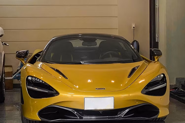 Để tiếp nối thành công mà phiên bản Coupe đã mang lại, cuối năm 2018, McLaren chính thức “vén màn” biến thể mui trần Spider với thiết kế quyến rũ, đi kèm với đó là hàng loạt những sự nâng cấp về mặt công nghệ trên xe. Tương tự chiếc 720S Coupe, phiên bản mui xếp của dòng xe này được phân phối với 3 cấu hình : Standard, Luxury và cao cấp nhất là Performance. Chiếc 720S Spider đầu tiên tại Đà Nẵng được chủ nhân lựa chọn cấu hình Performance, giống với 5 chiếc McLaren 720S Spider tại Việt Nam trước đó.