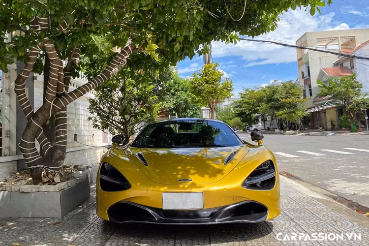 So với biến thể Coupe, nét mới trên khâu thiết kế của 720S Spider nằm ở việc hai trụ chống phía sau được làm trong suốt giúp cải thiện tối đa tầm nhìn ở đằng sau xe và tăng lượng ánh sáng đi vào khoang lái. McLaren 720S Spider là mẫu xe mui trần đầu tiên của hãng xe Anh Quốc được trang bị phần mui xếp một mảnh, vì thế nên McLaren đã tận dụng tối đa điều này để chuyển hóa phần mui thông thường sang sử dụng tấm kính điện hóa đặc biệt, có thể chuyển trạng thái từ tối màu sang kính trong suốt chỉ với một nút bấm.