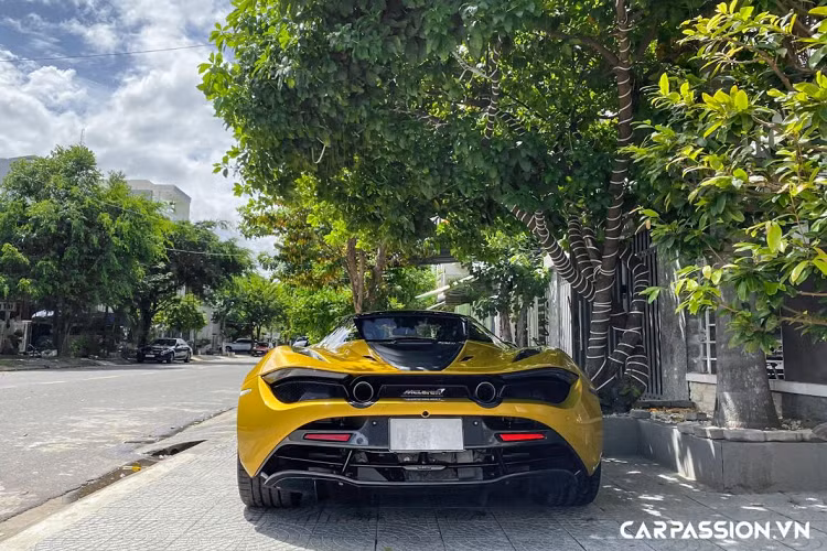 Tiến vào bên trong, khoang nội thất của chiếc McLaren 720S Spider đầu tiên tại Đà Nẵng được phối theo tông màu tối, điểm nhấn là đường sọc màu vàng chạy giữa lưng ghế và trên bảng táp-lô. Chủ nhân xe cũng lựa chọn dây an toàn màu cam khá nổi bật và da Alcantara cho khoang lái. Khác biệt với hai phiên bản Standard và Luxury, khoang nội thất trên phiên bản Performance có phối màu thể thao hơn, đi kèm với đó là hàng loạt những chi tiết bằng sợi carbon như vô-lăng, lẫy chuyển số và ốp bảng điều khiển. Xe được trang bị một màn hình lớn đặt giữa hai ghế ngồi và hệ thống âm thanh Bowers &amp; Wilkins thượng hạng.