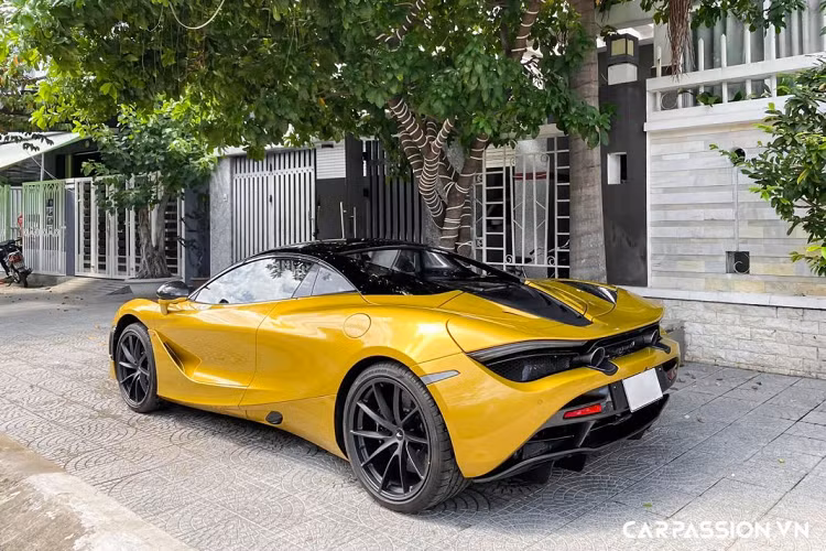 Hiện chưa rõ chính xác của chiếc mức giá xe McLaren 720S Spider đầu tiên tại Đà Nẵng, được biết, một chiếc McLaren 720S Spider có giá bán khởi điểm ở mức 315.000 USD tại thị trường Mỹ.