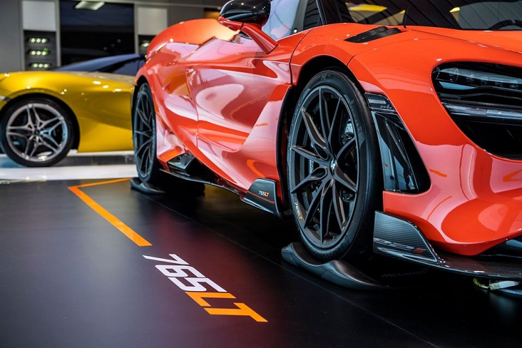 McLaren 765LT cũng chính là chiếc siêu xe McLaren có số lượng ống xả nhiều nhất hiện nay, với cụm pô tròn 4 lỗ xếp hàng ngang, hứa hẹn sẽ mang đến những âm thanh rất thú vị và đáng gờm hơn so với những gì McLaren 720S đã thể hiện quá tốt.