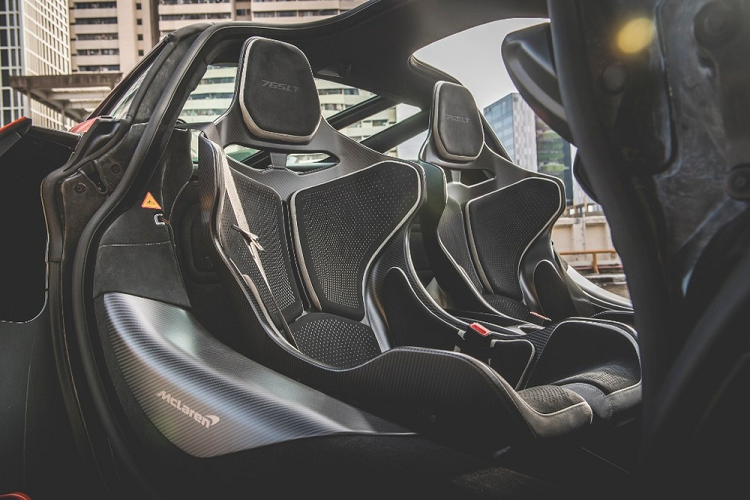 McLaren 765LT sẽ là một chiếc siêu xe đua drag đỉnh hơn nữa so với McLaren 720S. Đầu tiên chính là việc khối động cơ V8, dung tích 4.0 lít, tăng áp kép quen thuộc của siêu xe McLaren 720S vẫn được trang bị cho McLaren 765LT. Nhưng các kỹ sư Anh đã "phù phép" lại nhằm mang đến cho xe công suất tối đa 755 mã lực, cao hơn 35 mã lực so với McLaren 720S.