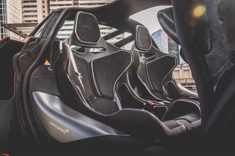 McLaren 765LT sẽ là một chiếc siêu xe đua drag đỉnh hơn nữa so với McLaren 720S. Đầu tiên chính là việc khối động cơ V8, dung tích 4.0 lít, tăng áp kép quen thuộc của siêu xe McLaren 720S vẫn được trang bị cho McLaren 765LT. Nhưng các kỹ sư Anh đã "phù phép" lại nhằm mang đến cho xe công suất tối đa 755 mã lực, cao hơn 35 mã lực so với McLaren 720S.