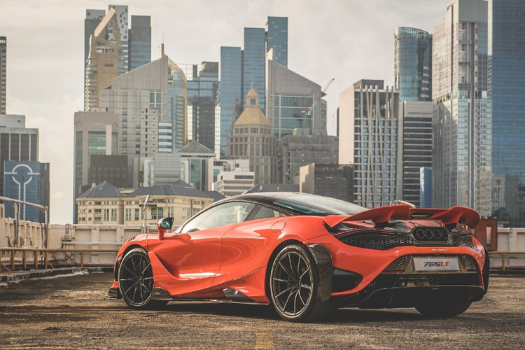 Như vậy, siêu xe McLaren 765LT có giá tại Singapore cao gấp 3 lần so với giá xuất xưởng. Siêu xe McLaren 765LT đặc biệt này thực chất là phiên bản hiệu suất cao và sản xuất giới hạn của mẫu siêu xe McLaren 720S đã có không dưới 5 chiếc đang lăn bánh tại Việt Nam.