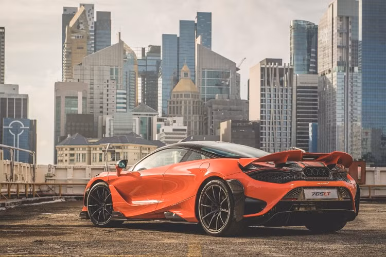 Như vậy, siêu xe McLaren 765LT có giá tại Singapore cao gấp 3 lần so với giá xuất xưởng. Siêu xe McLaren 765LT đặc biệt này thực chất là phiên bản hiệu suất cao và sản xuất giới hạn của mẫu siêu xe McLaren 720S đã có không dưới 5 chiếc đang lăn bánh tại Việt Nam.
