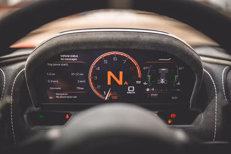 Siêu xe hàng hiếm McLaren 765LT còn được trang bị một cánh gió đuôi cố định không phải dạng vừa đâu nhằm để giúp xe tăng lực ép xuống mặt đường một cách tốt nhất. Xe còn có một hệ thống treo mới mang đến cái cảm giác ra vào cua cho người lái phê nhất. 