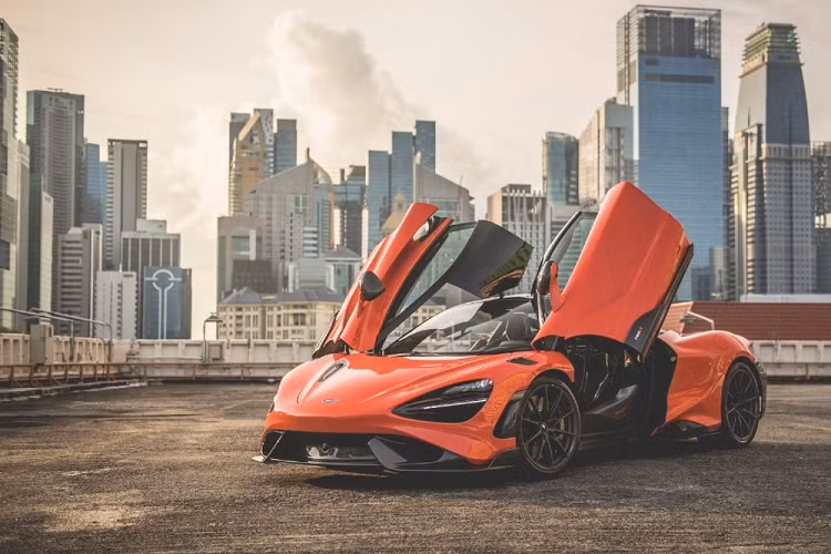 Siêu xe hàng hiếm McLaren 765LT sẽ cưỡi trên bộ bánh xe 10 chấu độc quyền đi kèm với lốp Pirelli P Zero Trofeo R. Phía bên trong là phanh gốm carbon lấy ý tưởng của McLaren Senna. Có thể thấy xe có bộ cản va trước, nẹp sườn hoàn toàn bằng carbon và thiết kế rất hầm hố trông như một mẫu xe bước ra từ đường đua.