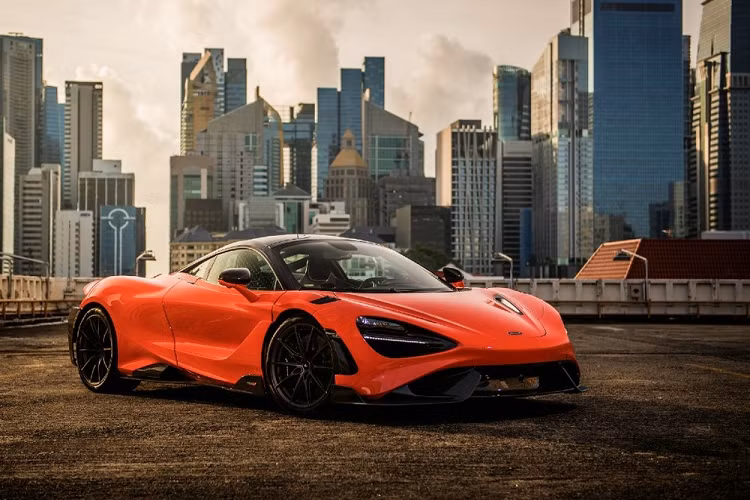 Trong cách đặt tên truyền thống này, rất dễ nhận ra dụng ý của con số 765 chính là số lượng siêu xe McLaren 765LT được sản xuất trên toàn thế giới. Còn hai chữ LT là viết tắt của Long Tail. Hiện không rõ là có đại gia Việt nào đã đủ máu để lên kế hoạch mang về nước 1 trong 765 chiếc siêu xe McLaren 765LT được sản xuất hay không nhưng chắc chắn các đại gia Singapore đã sở hữu không dưới 5 suất mua siêu xe giới hạn McLaren 765LT.