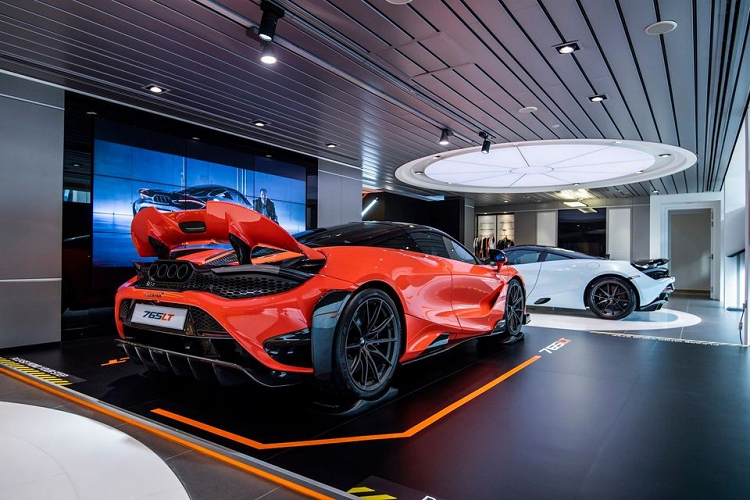 Như vậy, Singapore chính là đất nước đầu tiên được phép giới thiệu mẫu siêu xe McLaren 765LT với các nhà giàu tại thị trường Đông Nam Á. Được biết, giá xe McLaren 765LT tại Singapore bắt đầu từ 1,6 triệu SGD (tương đương 29,7 tỷ đồng). Mức giá này chưa kể chi phí mua giấy phép sử dụng xe COE tại Singapore.