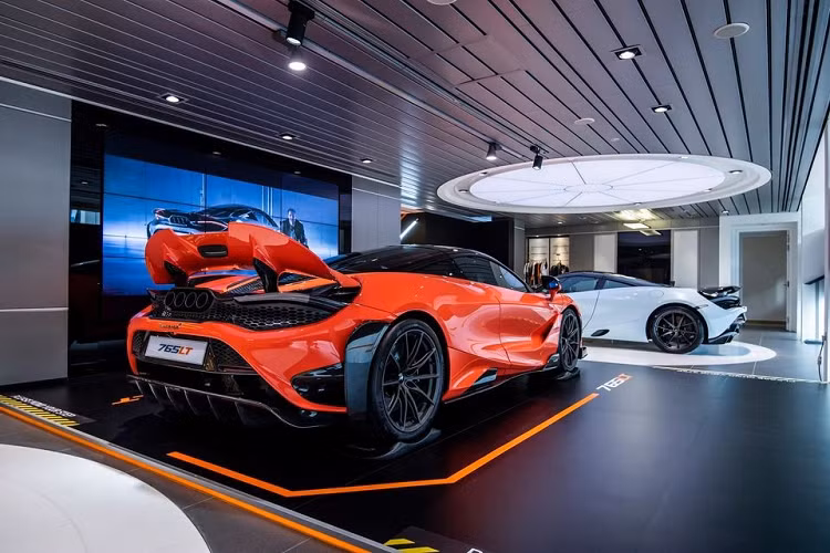 Như vậy, Singapore chính là đất nước đầu tiên được phép giới thiệu mẫu siêu xe McLaren 765LT với các nhà giàu tại thị trường Đông Nam Á. Được biết, giá xe McLaren 765LT tại Singapore bắt đầu từ 1,6 triệu SGD (tương đương 29,7 tỷ đồng). Mức giá này chưa kể chi phí mua giấy phép sử dụng xe COE tại Singapore.