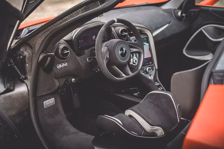 Ngoài ra là siêu xe McLaren 765LT còn có mô-men xoắn cực đại 800 Nm, tăng 30 Nm so với siêu xe McLaren 720S đang giữ nhiều danh hiệu ở các cuộc đua drag 400m hay 800m. Sức mạnh của khối động cơ trên siêu xe hàng hiếm McLaren 765LT sẽ chạy qua hộp số ly hợp kép bảy tốc độ đã có các tinh chỉnh làm cho việc sang số nhanh hơn 15% so với McLaren 720S.
