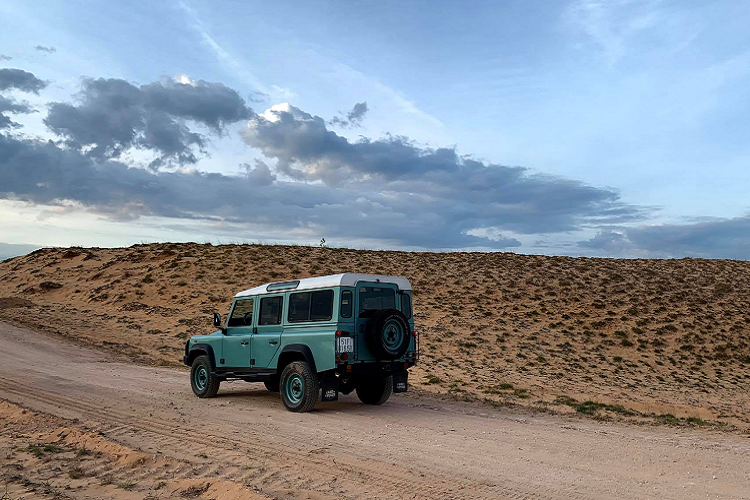 Ngày nay, nội thất của những chiếc Land Rover Defender thế hệ mới vẫn được duy trì theo phong cách này. Cabin của Land Rover Defender TD5 cung cấp 9 chỗ ngồi.