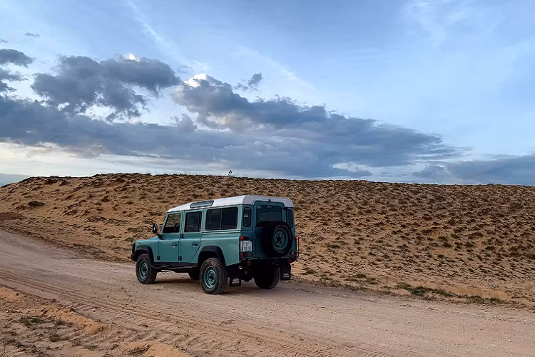 Ngày nay, nội thất của những chiếc Land Rover Defender thế hệ mới vẫn được duy trì theo phong cách này. Cabin của Land Rover Defender TD5 cung cấp 9 chỗ ngồi.