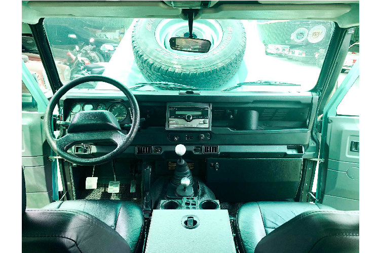 Qua nhiều thập kỷ phát triển, Defender đã trở thành một trong những dòng xe SUV/Bán tải off-road tiêu biểu trên thế giới với độ tin cậy và bền bỉ cao, khi được thiết kế để vận hành trong những điều kiện khắc nghiệt, bên cạnh phong cách thiết kế đặc trưng không thể nhầm lẫn tương tự như Mercedes-Benz G-Class vẫn bảo thủ trong thiết kế trải qua thời gian hàng chục năm. Có rất nhiều lý do để Defender thế hệ cũ trở thành một dòng xe “huyền thoại” trên thế giới.