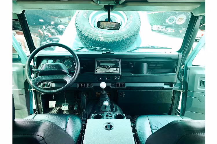 Qua nhiều thập kỷ phát triển, Defender đã trở thành một trong những dòng xe SUV/Bán tải off-road tiêu biểu trên thế giới với độ tin cậy và bền bỉ cao, khi được thiết kế để vận hành trong những điều kiện khắc nghiệt, bên cạnh phong cách thiết kế đặc trưng không thể nhầm lẫn tương tự như Mercedes-Benz G-Class vẫn bảo thủ trong thiết kế trải qua thời gian hàng chục năm. Có rất nhiều lý do để Defender thế hệ cũ trở thành một dòng xe “huyền thoại” trên thế giới.