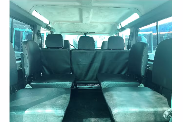 Land Rover Defender TD5 sử dụng động cơ dầu 5 cyl thẳng hàng dung tích 2.5L (2.495cc) tăng áp cho công suất tối đa 120 mã lực (90kW) tại 4.200 vòng/phút và mô-men xoắn cực đại 300Nm từ 1.950 vòng/phút. Sức mạnh được truyền xuống hai cầu thông qua hộp số sàn 5 cấp (5AT).