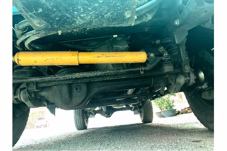 Là một dòng xe SUV việt dã, biểu tượng xe “lội bùn lội suối”, nội thất Land Rover Defender được thiết kế đơn giản để dễ dàng sử dụng, dễ lau chùi khi bám bụi, bùn đất để cùng với chủ nhân đi đến bất cứ nơi đâu.