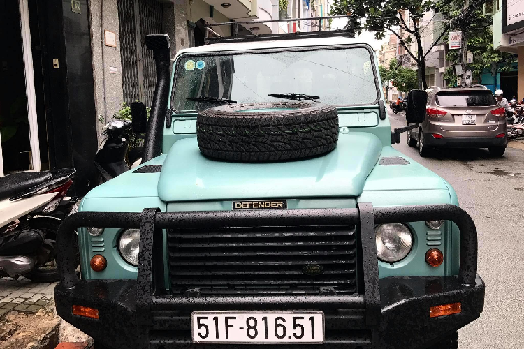 Hiện tại, có thể xem dòng xe Land Rover Defender TD5 máy dầu này là hàng hiếm tại Việt Nam, không dễ dàng gì để bắt gặp một chiếc được rao bán. Chiếc Defender TD5 đời 2002 này đang được chào bán với mức giá 2,1 tỷ đồng, ngang ngửa mức giá của một chiếc xe sang Mercedes-Benz GLC 200 4Matic 2020. Một mức giá không dành cho số đông, chỉ thực sự thích hợp dành cho những tay chơi yêu Defender.