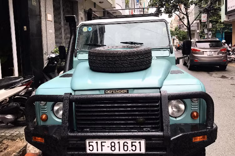 Hiện tại, có thể xem dòng xe Land Rover Defender TD5 máy dầu này là hàng hiếm tại Việt Nam, không dễ dàng gì để bắt gặp một chiếc được rao bán. Chiếc Defender TD5 đời 2002 này đang được chào bán với mức giá 2,1 tỷ đồng, ngang ngửa mức giá của một chiếc xe sang Mercedes-Benz GLC 200 4Matic 2020. Một mức giá không dành cho số đông, chỉ thực sự thích hợp dành cho những tay chơi yêu Defender.