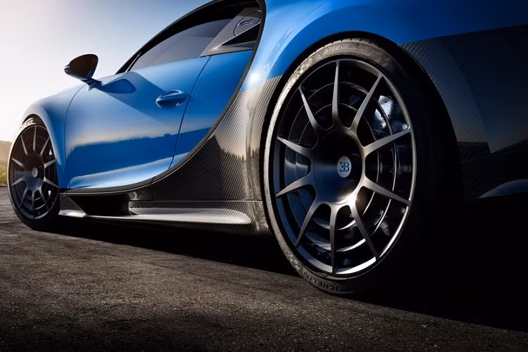 Theo lý giải của Motor Trend, sở dĩ Bugatti Chiron Pur Sport tốn nhiều xăng hơn có thể là do những trang bị khí động lực học của xe như cánh gió đuôi cố định đã làm tăng hệ số lực cản không khí. Tất nhiên, những con số trên có lẽ cũng chẳng có mấy giá trị với người mua Bugatti Chiron Pur Sport. Với những người đủ điều kiện mua siêu xe này, tiền xăng rõ ràng chẳng phải là vấn đề gì to tát.