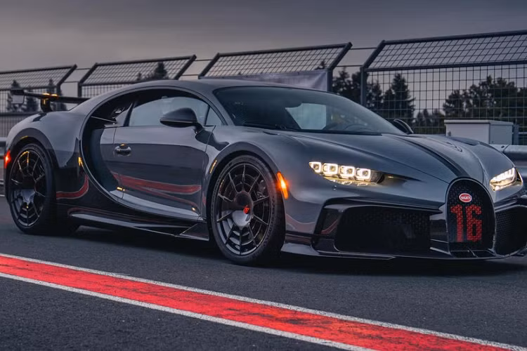 Việc một mẫu siêu xe nhanh và mạnh như Bugatti Chiron Pur Sport mới tiêu tốn nhiên liệu là chuyện không có gì bất ngờ. Thế nhưng, vẫn có những người tò mò về mức tiêu thụ nhiên liệu của siêu xe này và Cơ quan Bảo vệ Môi trường Mỹ (EPA) sẵn lòng giải đáp thắc mắc đó.