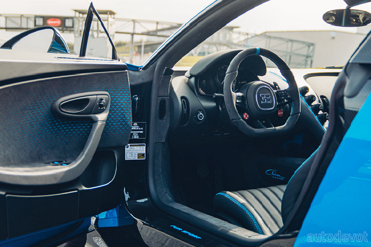 Nhờ đó, Bugatti Chiron Pur Sport có thể tăng tốc từ 60-120 km/h trong thời gian nhanh hơn 2 giây so với bản tiêu chuẩn. Tuy nhiên, tốc độ tối đa của siêu xe này lại giảm xuống còn 350 km/h. Không chỉ nhẹ hơn, Bugatti Chiron Pur Sport còn được thay đổi một số chi tiết thiết kế ngoại thất như đầu xe mới nhằm tối ưu hóa tính khí động lực học với hốc gió và lưới tản nhiệt hình móng ngựa cỡ lớn hay bộ chẻ khí mới. Đằng sau xuất hiện cánh gió đuôi rộng 1.900 mm và ống xả bằng titan được chế tạo theo công nghệ in 3D mới.