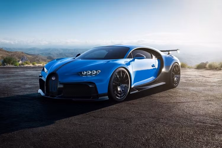 Mới đây, EPA đã công bố mức tiêu thụ nhiên liệu của siêu xe Bugatti Chiron Pur Sport. Theo đó, siêu xe có số lượng sản xuất đúng 60 chiếc này sở hữu lượng xăng tiêu thụ là 29,4 lít/100 km nội thành, 18,09 lít/100 km đường cao tốc và 23,5 lít/100 km đường hỗn hợp. Với những con số kể trên, Bugatti Chiron Pur Sport là siêu xe mới "ngốn xăng" nhất được bán tại thị trường Mỹ trong năm 2021. Ngang hàng với Bugatti Chiron Pur Sport là cặp đôi Lamborghini Aventador Coupe và Roadster.