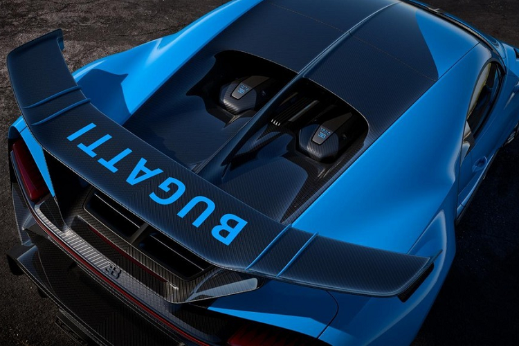 Có một điều thú vị là Bugatti Chiron Pur Sport dù nhẹ hơn Chiron tiêu chuẩn nhưng lại tốn nhiều nhiên liệu hơn. Nặng hơn 45 kg so với Pur Sport, Bugatti Chiron tiêu tốn lượng nhiên liệu cụ thể là 26,13 lít/100 km nội thành, 16,8 lít/100 km đường cao tốc và 21,38 lít/100 km đường hỗn hợp.