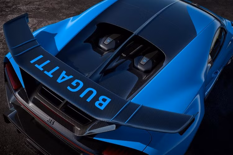 Có một điều thú vị là Bugatti Chiron Pur Sport dù nhẹ hơn Chiron tiêu chuẩn nhưng lại tốn nhiều nhiên liệu hơn. Nặng hơn 45 kg so với Pur Sport, Bugatti Chiron tiêu tốn lượng nhiên liệu cụ thể là 26,13 lít/100 km nội thành, 16,8 lít/100 km đường cao tốc và 21,38 lít/100 km đường hỗn hợp.