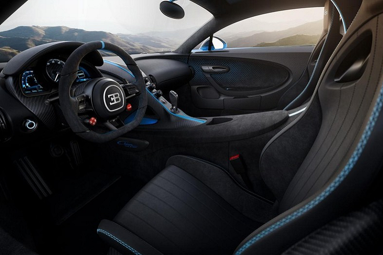 Lần đầu tiên trình làng vào hồi tháng 3 năm nay, Bugatti Chiron Pur Sport là phiên bản được nâng cấp mạnh về thiết kế khí động lực học và hệ thống treo của dòng siêu xe Chiron. Nguồn cung cấp sức mạnh cho Bugatti Chiron Pur Sport vẫn là khối động cơ W16, dung tích 8.0 lít, đi kèm 4 bộ tăng áp đình đám. Động cơ này tạo ra công suất tối đa 1.479 mã lực nhưng tại tua máy 6.900 vòng/phút thay vì 6.700 vòng/phút như ở Bugatti Chiron tiêu chuẩn. Nguyên nhân là vì động cơ này trên Bugatti Chiron Pur Sport kết hợp với hộp số tự động ly hợp kép 7 cấp hiệu chỉnh.