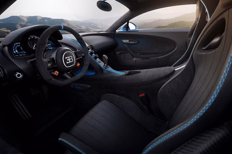 Lần đầu tiên trình làng vào hồi tháng 3 năm nay, Bugatti Chiron Pur Sport là phiên bản được nâng cấp mạnh về thiết kế khí động lực học và hệ thống treo của dòng siêu xe Chiron. Nguồn cung cấp sức mạnh cho Bugatti Chiron Pur Sport vẫn là khối động cơ W16, dung tích 8.0 lít, đi kèm 4 bộ tăng áp đình đám. Động cơ này tạo ra công suất tối đa 1.479 mã lực nhưng tại tua máy 6.900 vòng/phút thay vì 6.700 vòng/phút như ở Bugatti Chiron tiêu chuẩn. Nguyên nhân là vì động cơ này trên Bugatti Chiron Pur Sport kết hợp với hộp số tự động ly hợp kép 7 cấp hiệu chỉnh.