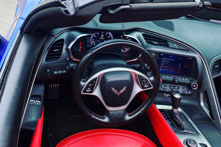 Để kìm hãm sức mạnh, hãng xe Mỹ đã trang bị cho Corvette Stingray “dàn chân” lắp phanh 4 piston trước/sau, đi kèm với bộ mâm kích thước 18 và 19 inch trước sau. Đi kèm với bộ lốp thể thao Michelin Pilot Super Sport dòng run-flat. Ngoại thất của Corvette Stingray mang thiết kế đặc trưng của dòng Corvette, xe sở hữu phần đầu dài và thấp. Phần đầu xe được trang bị đèn LED ban ngày kết hợp với đèn pha HID projector tiêu chuẩn.